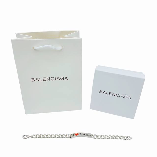 Balenciaga巴黎世家 手链 做旧款，专柜一致材质，古金电镀，简单大方的环扣设计 ，中间还有品牌标志～ 戴上手 好看又不夸张的装饰～！适合任何场所任何衣服