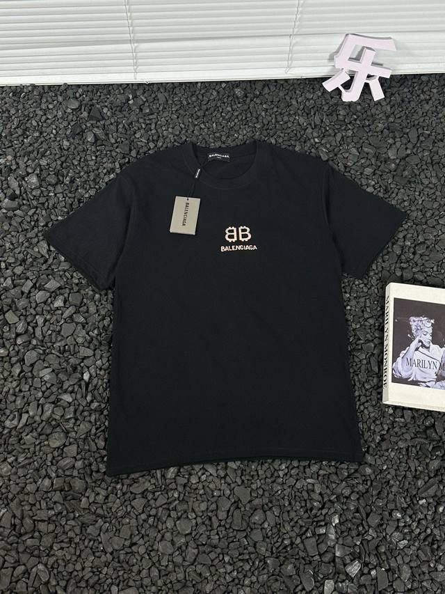 巴黎世家 Balenciaga 24Ss夏款经典双b字母印花短袖t恤 - 热度款tee！潮男潮女必备单品！可随意穿搭！对色对位直喷工艺！图案呈现出来立体感效果非