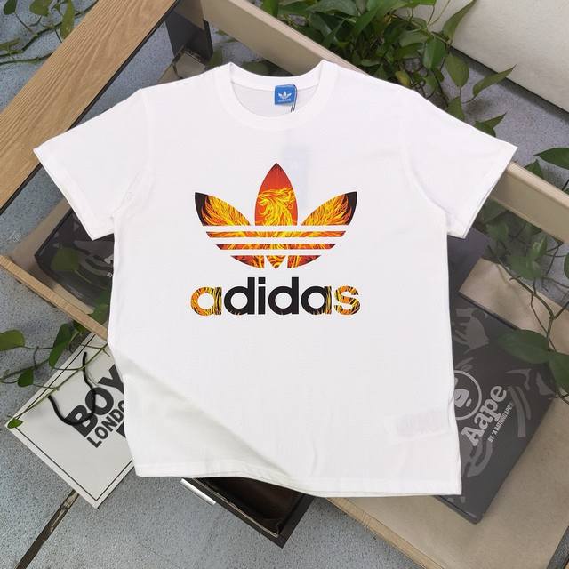 2024新款adidas阿迪达斯三叶草元素碰撞图案logo印花休闲情侣短袖t恤，轻奢高级，上身效果，绝绝子，采用220克纯棉面料，全套定制辅料，印花采用胶浆印花