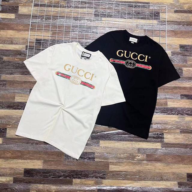 新款上新 限量版经典款gucci 古驰复古彩色双g做旧腰带印花男女情侣短袖t恤 网红爆款 走秀款 一直非常的火爆彩色双g印花短袖 采用2 克双纱面料 肩膀都是双