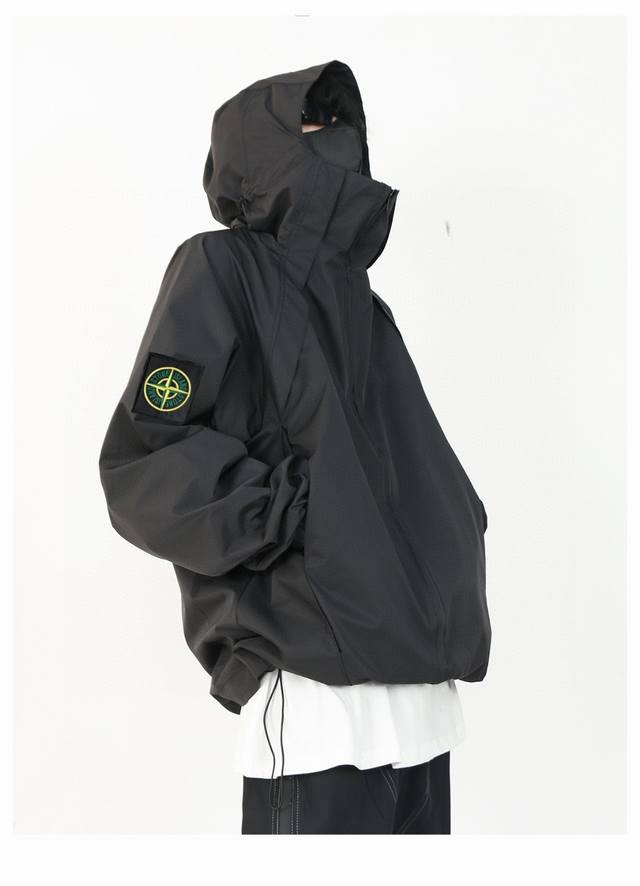 Stone Island 石头岛新款机能双袖章立领连帽冲锋衣 机能户外品牌石头岛新款冲锋衣 宽松连帽版型 防风领口 结合防风防水面料 风雨天气面面俱到 日常穿行