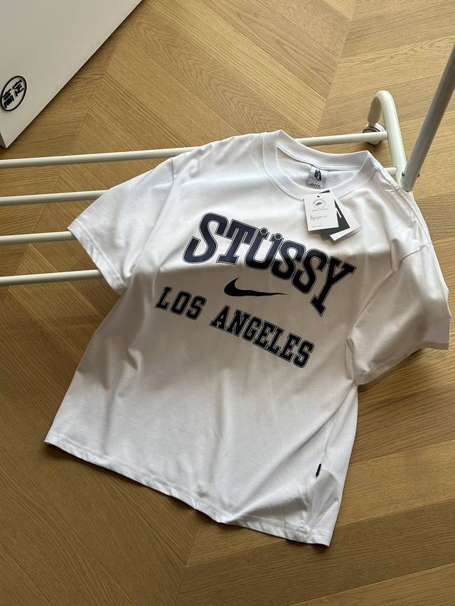 Stussy斯图西 X Nike耐克联名款洛杉矶门店限定印花短袖t恤 男女同款 白色 S~Xl 纯棉双纱面料 透气性 舒适性 功能性全部都做到了极致！前后的印花