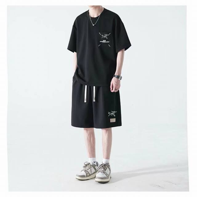 控 始祖鸟 Arc'Teryx 2024 Polo衫夏季新款男女同款圆领短袖套装 夏季爆款 定制印花工艺t恤+短裤系列，冰丝面料潮搭垂直有型，冰爽黑科技释放冰凉