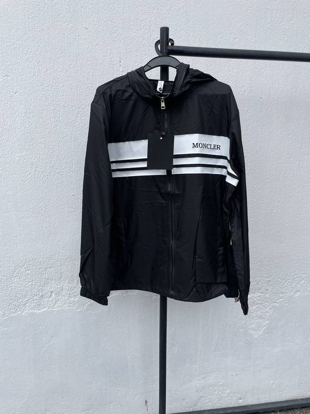 控 Moncler蒙口moncler2024春季新款 立领 防晒 外套 高端版本！专柜定制面料 透气舒适度高，细节无可挑剔，品牌元素设计理念，体现高品质。手感细