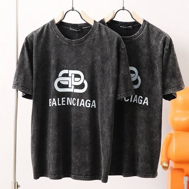 做旧水洗款小杨哥同款 创立原版复刻,原标吊牌 巴黎世家 Balenciaga Blcg 重水洗做旧锁扣短袖t恤 这款的颜色可以说是别具一格 水洗做旧黑灰色 穿在