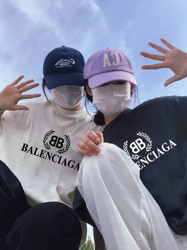 售价:28虎扑甄选篇唯一正确版本, 纯棉 克级别高原标吊牌 Balenciaga巴黎世家联名款麦穗字母大logo男女同款情侣三色短袖 采用 克定制精梳棉，三针五