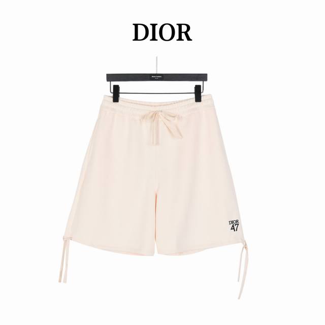 Dior 迪奥 24Ss 1947刺绣字母刺绣抽绳飘带短裤 这款运动裤是二零二四春夏男装系列新品，承传以及这一具有历史意义的年份致敬。 采用棉质起绒面料精心制作