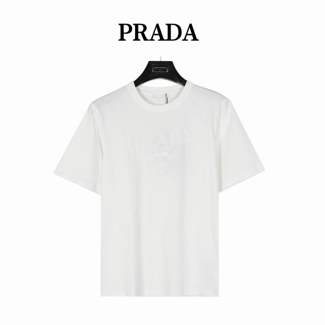 Prada普拉达24Ss 新款 罗纹针织圆领棉质t恤短袖 牙刷绣花新款短袖 ，高品质重磅双纱280G32支滑爽纯棉洗水手感，前片采用高端lg牙刷绣刺绣、还原特殊