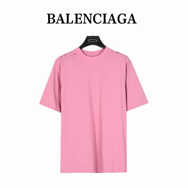 Balenciaga 巴黎世家 24Ss新款后背梵文短袖t恤 难点在于领口处做破坏以后再做手工缝线 采用特殊印花工艺，人工绘画梵文图案，纯棉柔软面料，对色定染面