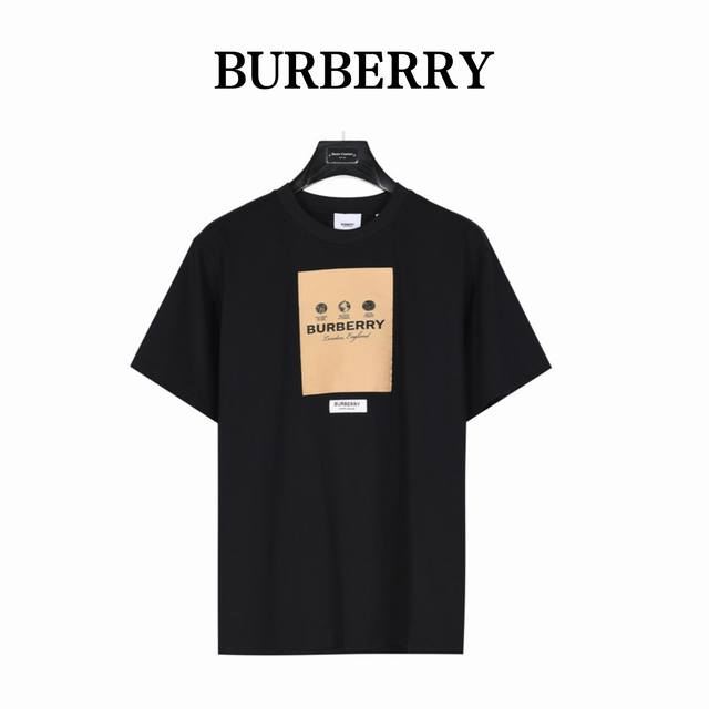 Burberry 巴宝莉 胸前贴布标签短袖t恤 精选260G棉质面料打造。装饰品牌标签印花饰牌贴花， 致敬品牌探索历史，其中的文字摘录自 Thomas 所著开拓