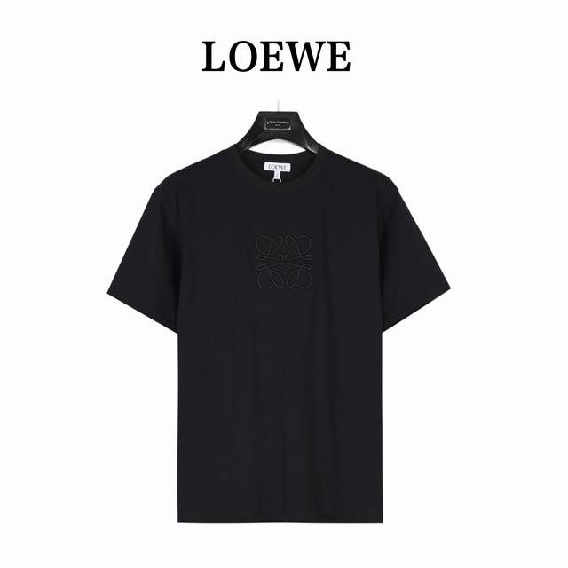 Loewe 罗意威 24Ss 暗纹徽标刺绣logo短袖t恤 简约百搭经典~神t 简约又高级的设计！ 精选260G棉质双纱面料打造。好打理，柔软舒服。 衣服整体为