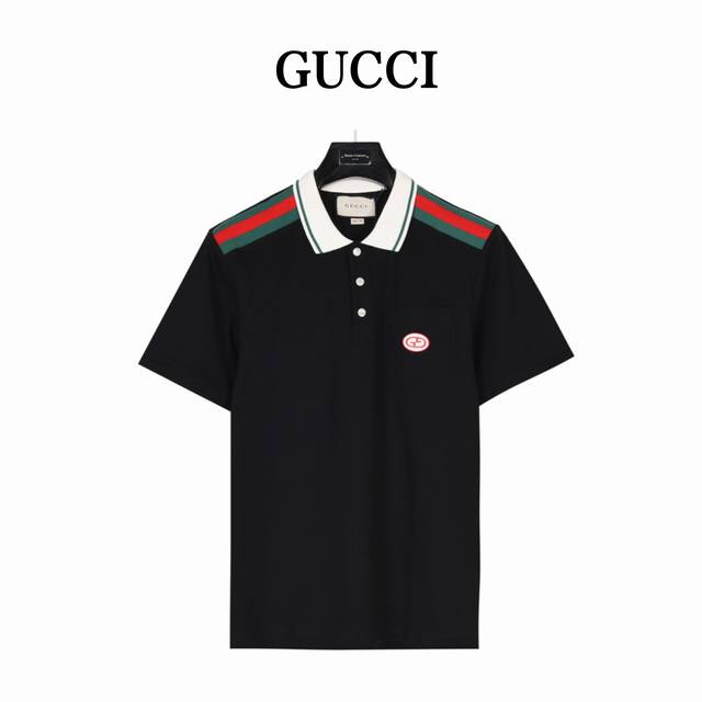 Gucci 古驰 红蓝织带互扣式双g棉质polo衫 这款时尚polo衫采用绿色重磅针织棉匠心制作，精心点缀红蓝条纹织带和复古风格gg刺绣贴饰。 胸口口袋带有复古