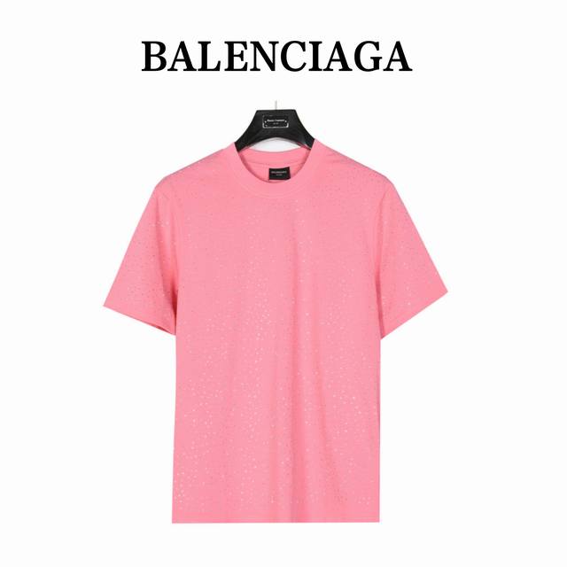 Balenciada 巴黎世家 满天星满烫钻短袖t恤 17600的发售价说真的让很多人望而生畏吧，不过说真的t恤中的燕尾服这点真的无可厚非。 好像很浮夸，其实上