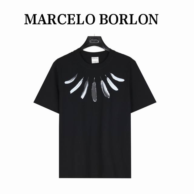 Marceloburlon 马克布隆彩肩膀羽毛短袖 定制1:1螺纹，面料舒适亲肤无无异感，定制定染面料，纺织密度高，垂感佳，不易变形，厚织感加上紧密纺纱工艺，不