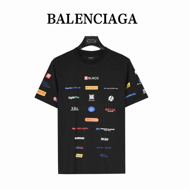 Balenciaga 巴黎世家 24Ss 赛车服多元素标签印花短袖t恤 黑色 定制50支精紧棉纱、活性染色，重固色、爽滑手感面料重工洗水、 微阔小流肩时尚版型、