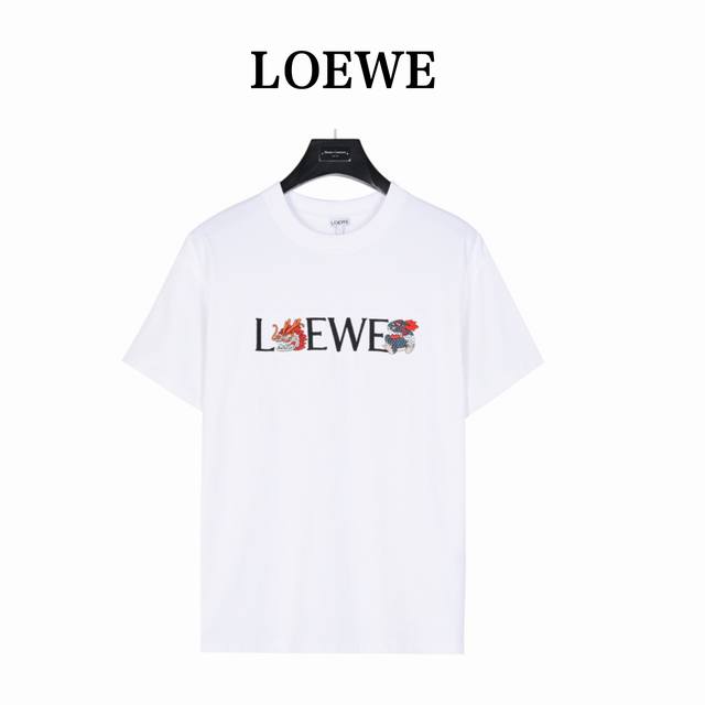 Loewe 罗意威 24Ss 龙年限定logo刺绣短袖t恤 为庆祝龙年新春的到来，品牌呈现一系列色彩靓丽的甄选成衣和配饰， 并饰有各种充满怀旧意味的龙图案。 动