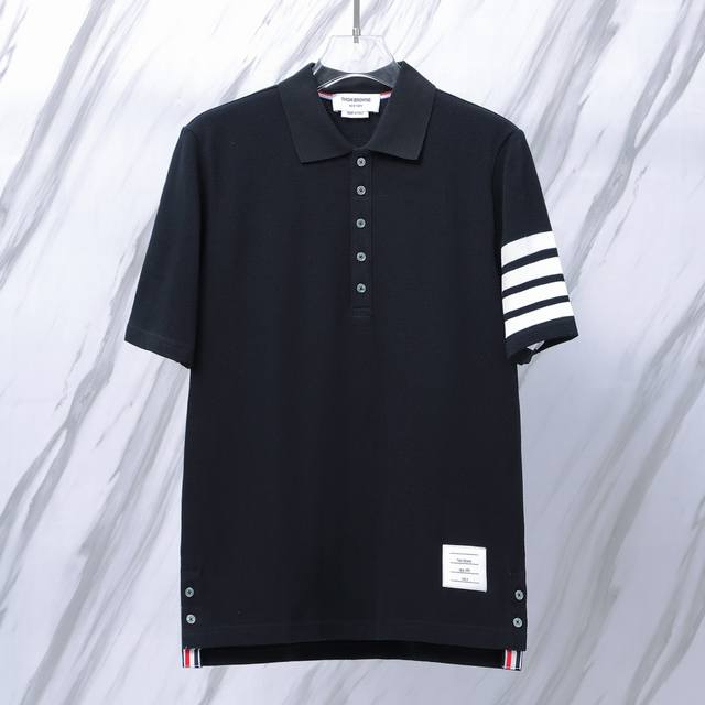 货号：T09 Tbpolo衫四条杠珠地半袖 Thom Browne 汤姆布朗 Tb珠地棉330克重色织polo衫半袖夏季经典款 采用定制色织面料纯棉330克重正