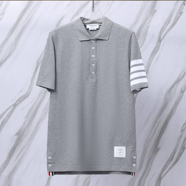 货号：T09 Tbpolo衫四条杠珠地半袖 Thom Browne 汤姆布朗 Tb珠地棉330克重色织polo衫半袖夏季经典款 采用定制色织面料纯棉330克重正