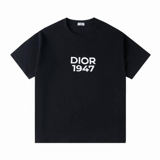 货号:D32 迪奥胸口1947字母刺绣经典 Dior 迪奥新款2024夏季经典胸口1947字母刺绣logo官网同款男女同款 面料采用32支双纱纯棉定制240克重