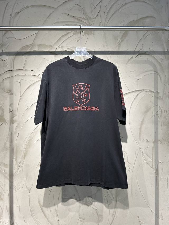 Balenciaga新款blcg巴黎世家25Fw最新曼联联名系列狮子徽章洗水磨破印花短袖，260克双纱面料.350克双纱十字罗纹.不变形.. 纯手工定位磨破，O