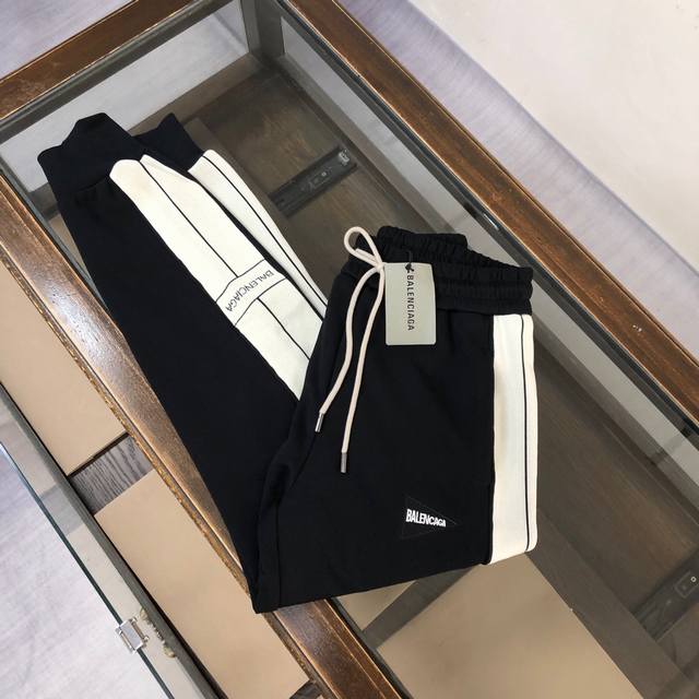 Balenciaga 巴黎世家 2024早秋最新款织带拼接休闲束脚长裤卫裤！特供定制面料，面料舒适有弹性，简约百搭设计，腰际时尚抽绳设计！奢华时尚高档的品牌lo