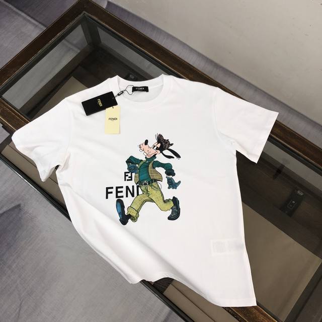 Fendi 芬迪 24春夏最新款卡通印花短袖圆领t恤～款式相当的青春活力，朝气澎湃！定制纯棉面料，极为亲肤舒适， 摸上去手感非常的柔软，质感很好，做工细致。完美