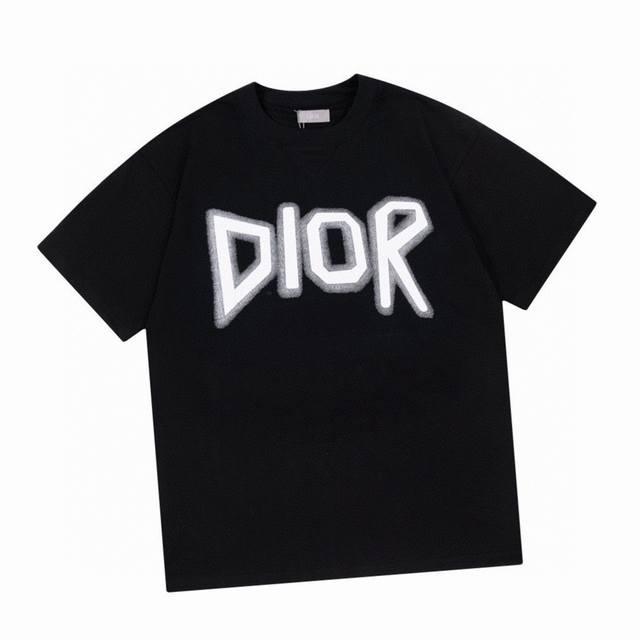 迪奥 Dior 夏季新款，经典字母渐变涂鸦圆领短袖T恤，32支260克纯棉面料，印花更加立体清晰自然，久洗不裂，即使大面积印花也舒适透气，时尚好看。 Color