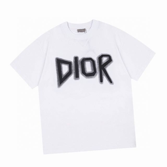 迪奥 Dior 夏季新款，经典字母渐变涂鸦圆领短袖T恤，32支260克纯棉面料，印花更加立体清晰自然，久洗不裂，即使大面积印花也舒适透气，时尚好看。 Color