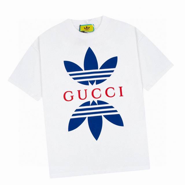 古驰 Gucci 夏季新款 GucciAdidas三叶草徽标圆领短袖T恤 阳光青春系 纯棉面料 柔软亲肤细腻 做工细致 男女同款 宽松版型 时尚又百搭。 Col