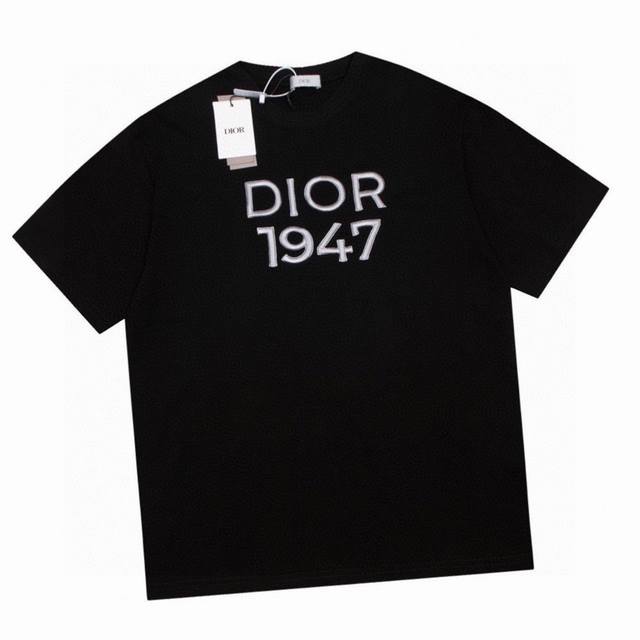 迪奥 Dior 夏季新款高端品质 经典1947图案字母饱满绣花圆领短袖T恤，采用定制定染高克重面料，洗水完高达280g纯棉双纱面料，面料柔软舒适且不变形，宽松o