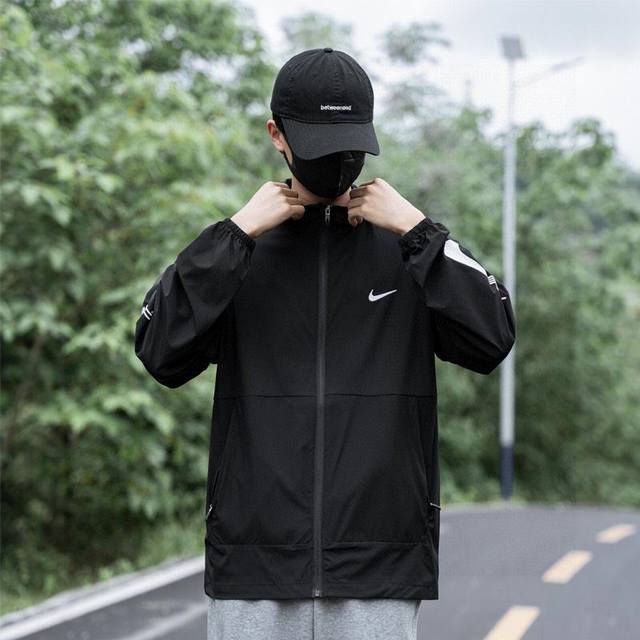 Nike 24 SS新款经典连帽皮肤衣，男女情侣款。尼龙四面弹40D面料，上身透气冰凉，细腻光滑，轻盈速干，防紫外线级别达到uv50+立体剪裁,完美版型，上身运