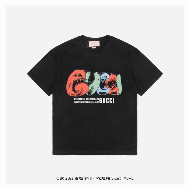 Gucci 古驰 23ss 吞噬字母印花短袖 面料采用230克重精梳棉，定制32支1*1螺纹，成衣两遍水洗处理，面料舒适亲肤无异感，定制定染面料， 纺织密度高，