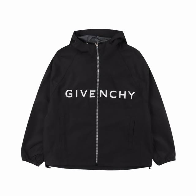 Givenchy纪梵希GVC 字母Logo拉链夹克连帽外套 采用三合一75D梭织面料，在75D梭织面料采用三合一工艺， 优先将胶水均匀地涂布在需要复合的基材表面