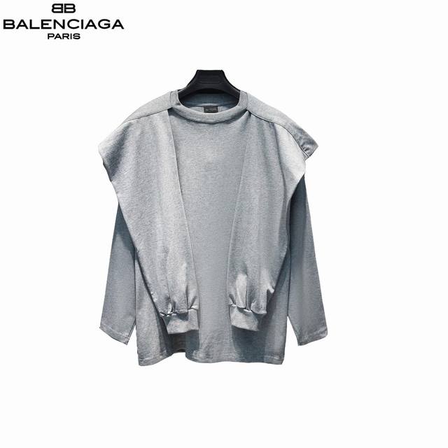 Balenciaga 巴黎世家 24ss 假两件披肩连帽长袖 采用26支双纱 300克重面料 进口针织针梳棉进行制作，厚度适中，有垂感又有轮廓型，上身就是一个舒