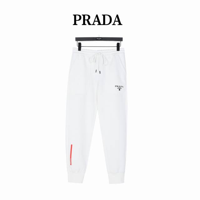 Prada 普拉达 24Fw 口袋字母logo裤脚红色饰条长裤 2024秋冬新款 普拉达红胶章logo字母棉质运动长裤， 定制400克卫衣布，透气舒适度高， 细