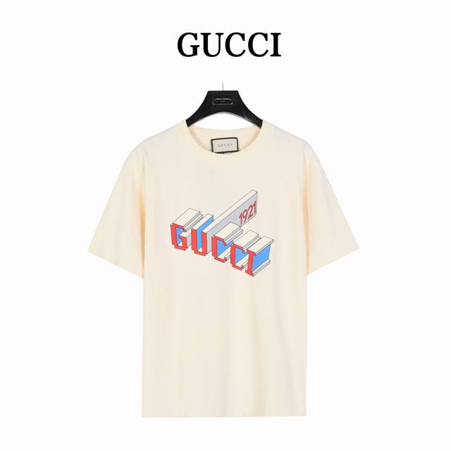 Gucci 古驰 24ss 3D彩色logo印花短袖T恤 休闲风格服饰尽展率性风范。卫衣、帽衫和T恤匠心融蕴各式标志性装饰。 这款T恤选用黑色细绒针织棉打造，缀