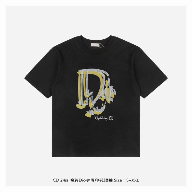 Dior 迪奥 24ss 涂鸦Dio字母印花短袖 面料采用230克重精梳棉，定制32支1*1螺纹，成衣两遍水洗处理，面料舒适亲肤无异感，定制定染面料，纺织密度高