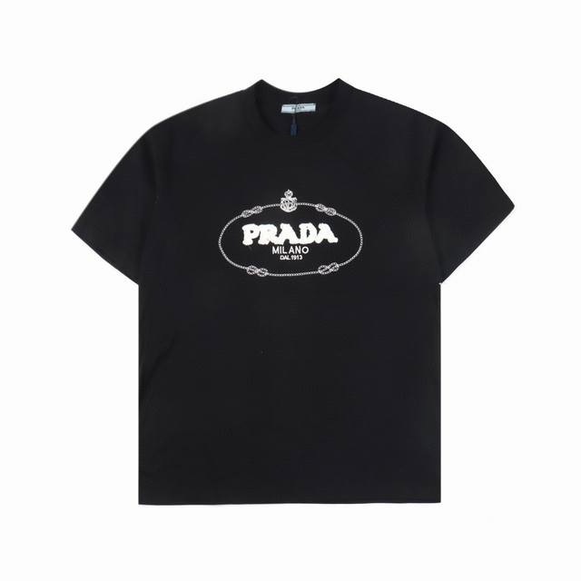 Prada 普拉达 24ss 毛巾绣刺绣字母logo短袖T恤 基础款我们最在意的就是面料和版型，P家经典合身版型， 特殊立裁工艺，上身线条流畅，不管偏胖或是胖瘦