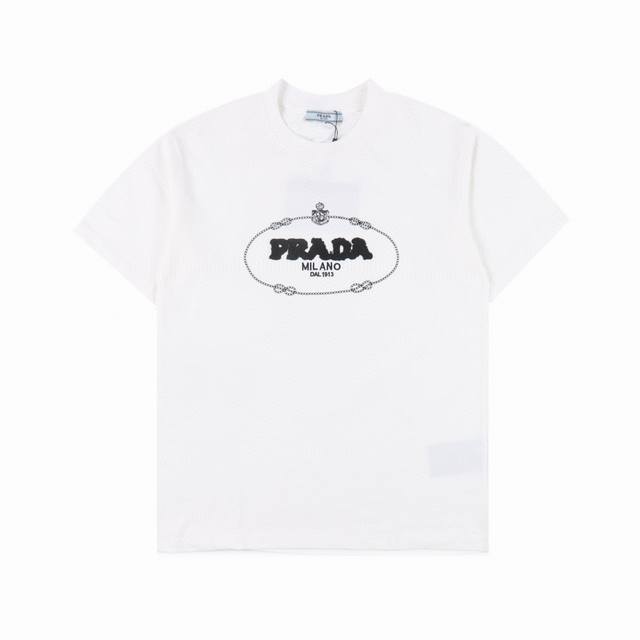 Prada 普拉达 24ss 毛巾绣刺绣字母logo短袖T恤 基础款我们最在意的就是面料和版型，P家经典合身版型， 特殊立裁工艺，上身线条流畅，不管偏胖或是胖瘦