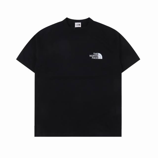 The North Face 北面TNF联名款方块小标前后logo印花短袖 采用260克双纱定制精梳纯棉，三针五线做工，领口定制螺纹不变形，领口包包边条，肩膀处