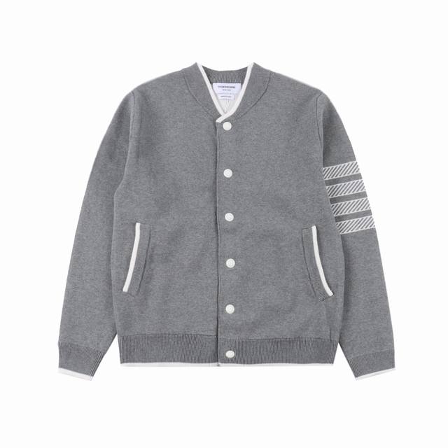 THOM BROWNE TB 汤姆布朗 23FW 船锚棒球服外套 本产品跟据原版采用100%新疆长绒棉，使用德国进口7.2超紧密度空气层提花针法编制而成，图案花