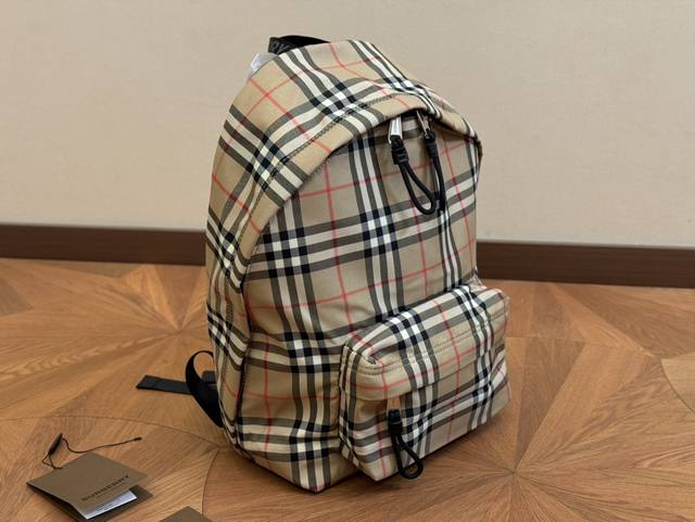 轻便又容量 size：30*40cm 巴宝莉双肩包 这款背包以标志性Burberry Trench风衣的独创面料作为灵感来源， 采用与棉质嘎巴甸同为密织结构的柔