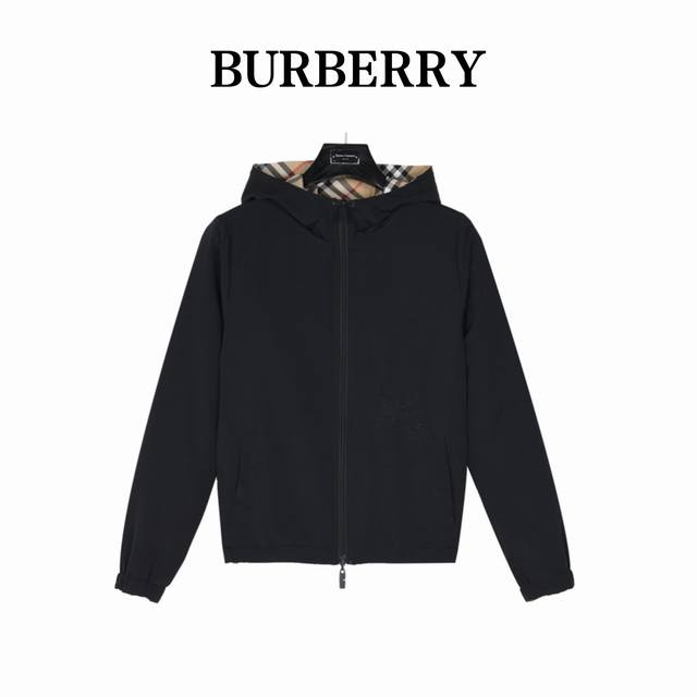 Burberry 巴宝莉 24ss 格纹战马双面穿连帽外套 轻便的连帽外套，选用由梭织尼龙面料制成，设计有可调式抽绳连帽以及双拉链设计！ 下摆采用骑士战马贴花刺