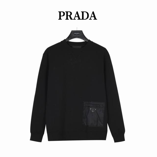 Prada 普拉达 三角标口袋圆领卫衣 官网同款，简约大气，面料采用高支高密双股空气层长绒棉，五金辅料跟原版，尼龙口袋装饰更加凸显品牌魁力。 Size: S-X