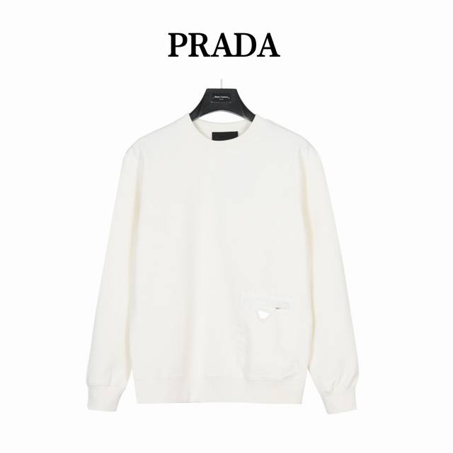 Prada 普拉达 三角标口袋圆领卫衣 官网同款，简约大气，面料采用高支高密双股空气层长绒棉，五金辅料跟原版，尼龙口袋装饰更加凸显品牌魁力。 Size: S-X