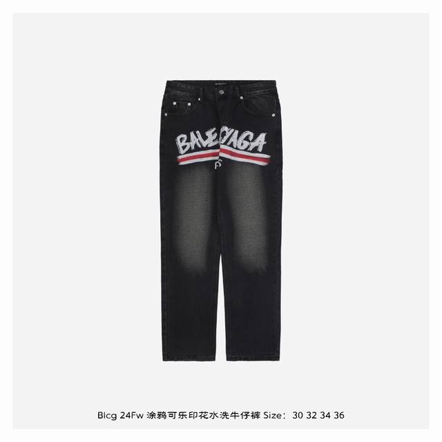 Balenciaga 巴黎世家 24Fw 涂鸦可乐印花水洗牛仔裤 面料经纬纱采用巴基斯坦的巴纱棉，使用7*7赛络纺定织定染的丹宁布，面料厚实且柔软富有韧性，穿着