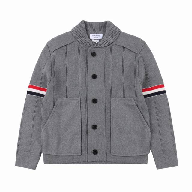 THOM BROWNE TB 汤姆布朗 24FW 竖条纹夹克外套 本款式使用德国进口斯托尔3.5.2针型机器采用前后绞编，超紧密度跟原版同织法同纱线同密度同做法