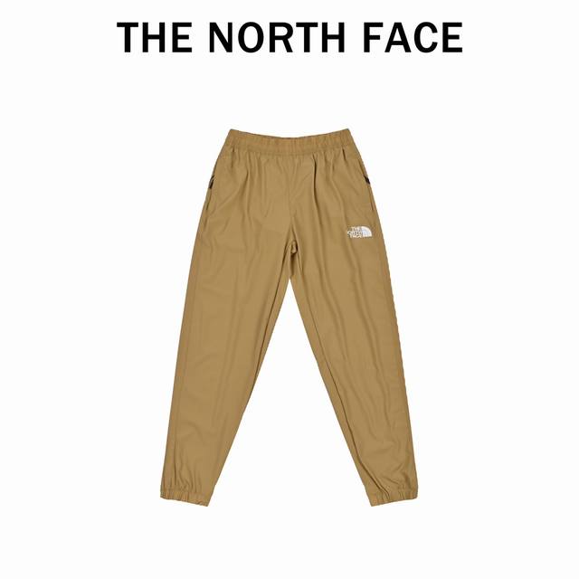 The north face北面经典小标速干裤 面料超级舒服90%锦纶10%氨纶 是适合春夏秋三季的轻量款，跟夏天轻薄如纸的材质比会略微厚一丢丢，但总体还是轻薄