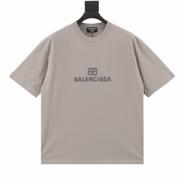 Balenciaga 巴黎世家 马赛克印花短袖 印花材料采用安全环保无毒婴儿认证的发泡材料；印花轮廓清晰干净，有康丽机器出来的质感；如果衣服要清洗的话，建议翻过