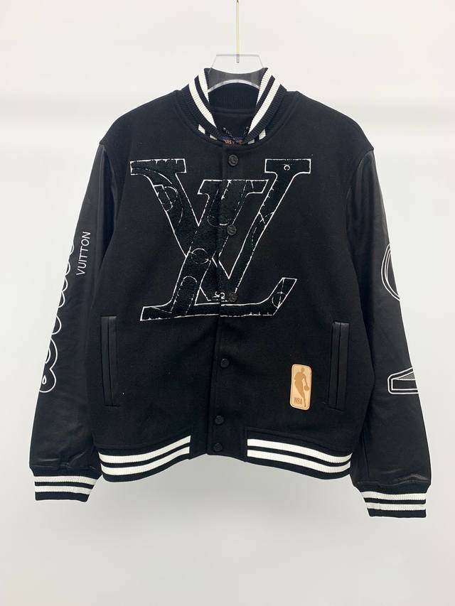 LV NBA篮球系列联名款羊毛呢皮衣外套夹克棒球服 刺绣和皮革贴饰展露路易标识，衣身前后幅与袖臂两侧均饰以两个品牌的标识与经典元素刺绣点缀，超重工的高端立体刺绣